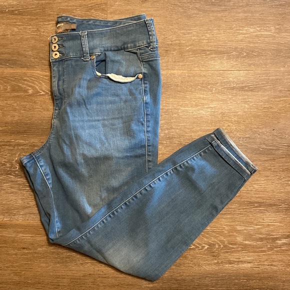 Torrid Super Soft Light Wash Jeggings Size 20 - Picture 1 of 5